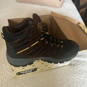 St John’s Bay Boys Brown Hiking Boots Size 7M. NWT Original Box